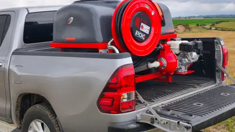 Cuve de lutte incendie autonome MD10 400 L avec moteur Honda et dévidoir 20 m sur le plateau d'un pick-up — GAM Agri Pièces