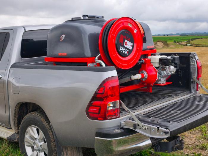 Cuve de lutte incendie autonome MD10 400 L avec moteur Honda et dévidoir 20 m sur le plateau d'un pick-up — GAM Agri Pièces