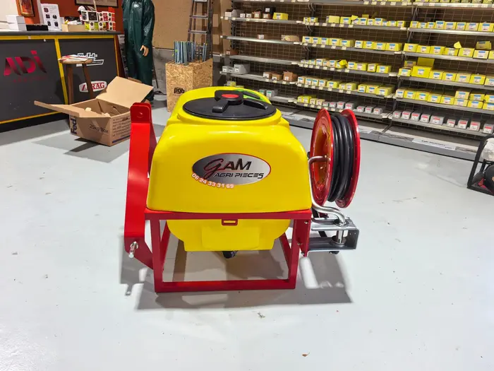 Cuve anti-incendie MD10 autonome 400 L, vue de trois quarts en magasin — GAM Agri Pièces
