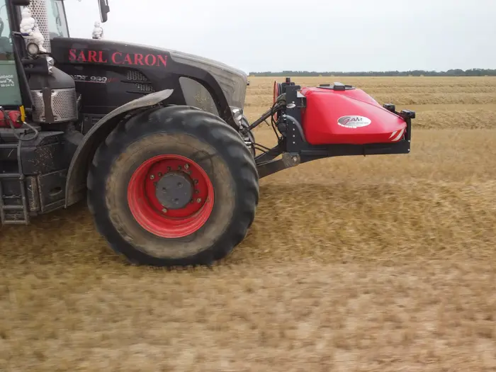 Vue aérienne par drone d'un tracteur équipé de la cuve anti-incendie MD15 pendant la moisson — GAM Agri Pièces