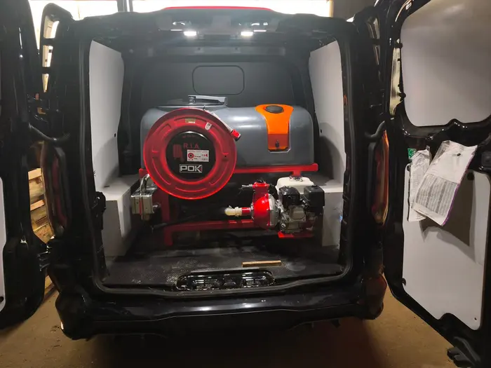Cuve anti-incendie MD10 autonome installée dans un véhicule utilitaire — moteur Honda et dévidoir R.I.A. — GAM Agri Pièces