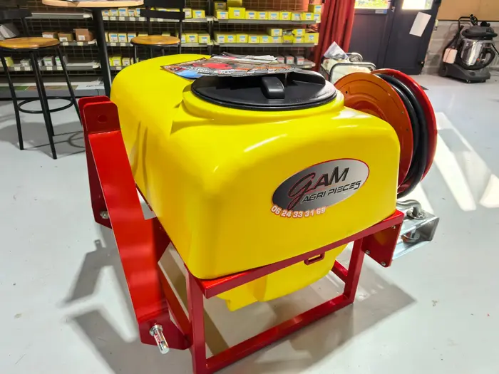 Cuve anti-incendie MD10 autonome sur châssis rouge avec dévidoir 20 m — GAM Agri Pièces Normandie