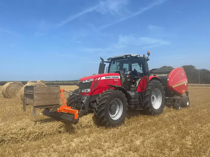 Roll Paille — rouleau tasse-andain attelé au pick-up de presse à balles rondes — GAM Agri Pièces Normandie